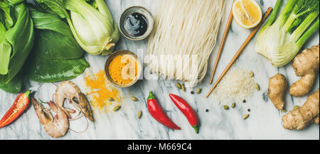 Flachbild-lay der asiatischen Küche Zutaten in grauem Marmor Hintergrund Stockfoto