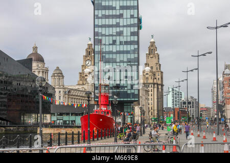 Blick auf Strand STreet mit Licht Schiff und Canning Dock. Modernes Gebäude, Royal Liver Building im Hintergrund, Liverpool. England Stockfoto