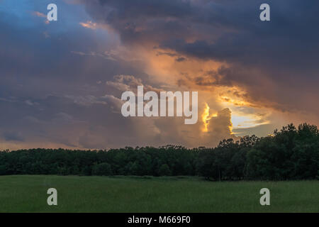 Schöne Farben auf Sturm Wolken bei Sonnenuntergang. Stockfoto