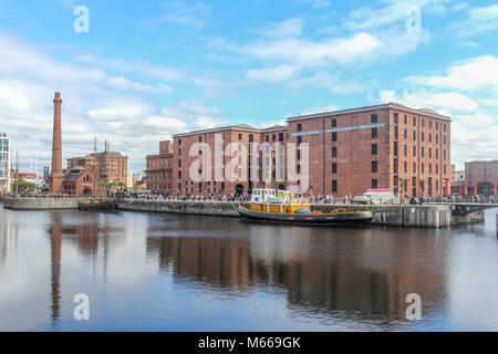 Blick über Albert Dock zum Pumpenhaus Pub, Merseyside Maritime Museum, Liverpool, Merseyside, England, UK, Vereinigtes Königreich Stockfoto