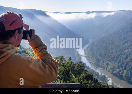 West Virginia, Appalachia Fayette County, Fayetteville, New River Gorge National River, Wasser, Nebenfluss, Appalachian Mountains, Morgennebel, Blick vom Canyon Stockfoto