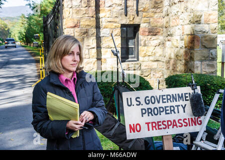 West Virginia, Appalachia Appalachia, Alderson, Bundesgefängnis für Frauen, Camp Cupcake, ländlich, Land, Land, Eingang, Front, Medienberichterstattung, Journalistin, Stockfoto