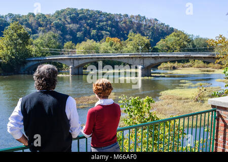 West Virginia, Appalachia Greenbrier County, Alderson, Greenbrier River Water, Bäume, Paare, Erwachsene Erwachsene Männer Männer männlich, Frau Frauen weibliche Dame, Alderson Brückenkopf Stockfoto