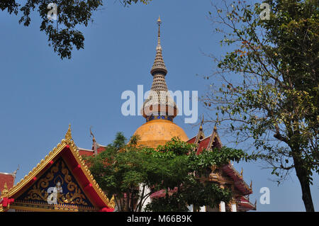 Wat Chai Mongkon, Tempel, Pattaya, Thailand, königlicher Tempel, reich verzierten Tempel, dreistufige Pagode Pagode auf den Tempel Mitte, das Doppelte Giebel mit Schlange Stockfoto