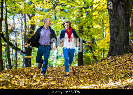 Gesunder Lebensstil - Frau und Mann laufen Stockfoto