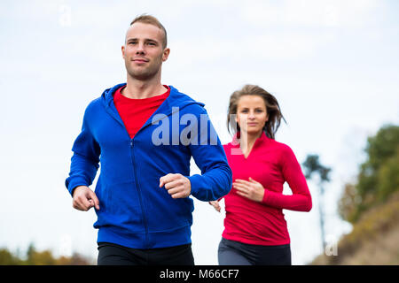 Gesunder Lebensstil - Frau und Mann laufen Stockfoto