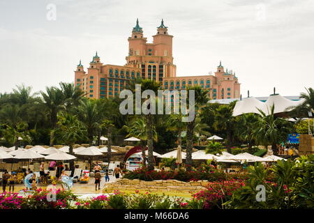 Dubai, Vereinigte Arabische Emirate - 24. Februar 2018: Atlantis Hotel auf der Palm Jumeirah, Blick von der Water Park, touristische Attraktion in Dubai, Un Stockfoto