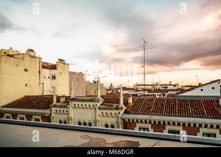 Wunderschöne Skyline der alten Gebäude im historischen Zentrum der Stadt bei Sonnenuntergang. Madrid Stockfoto