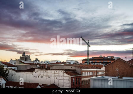 Wunderschöne Skyline der alten Gebäude im historischen Zentrum der Stadt bei Sonnenuntergang. Madrid Stockfoto