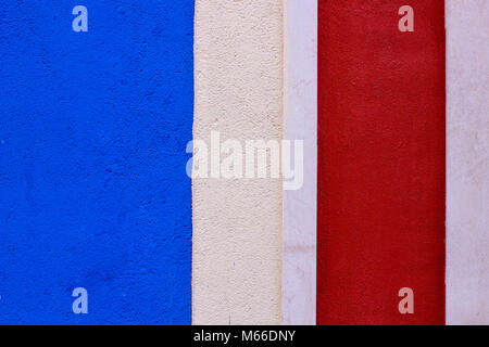 Blau lackiert, Weiße und Rote Wand Hintergrund Stockfoto