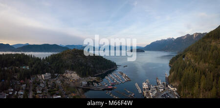 Antenne Panoramablick von Horseshoe Bay und Ferry Terminal während einer lebhaften bewölkt Abend. In West Vancouver, British Columbia, Kanada. Stockfoto