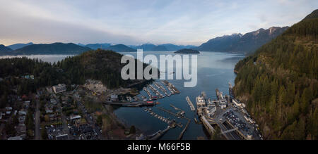Antenne Panoramablick von Horseshoe Bay und Ferry Terminal während einer lebhaften bewölkt Abend. In West Vancouver, British Columbia, Kanada. Stockfoto