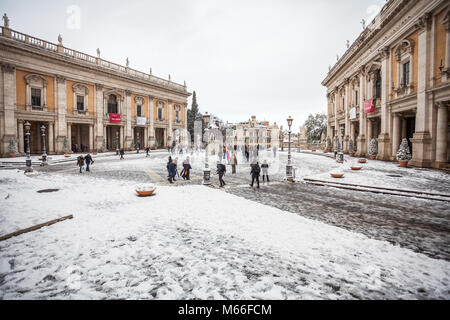 Ein schöner Tag von Schnee in Rom, Italien, 26. Februar 2018: einen schönen Blick auf das Kolosseum unter dem Schnee Stockfoto