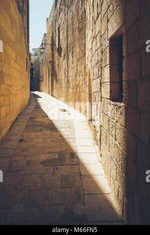 Die engen Gassen der Altstadt von Mdina. Typische Architektur in Malta Stockfoto