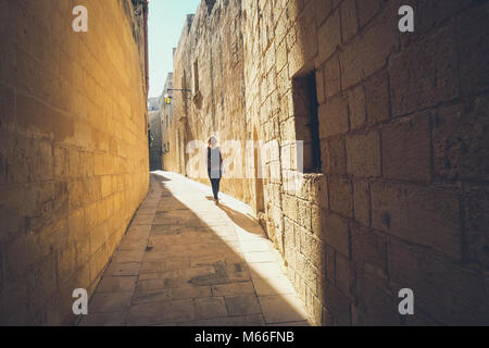 Die engen Gassen der Altstadt von Mdina. Touristische wandern. Typische Architektur in Malta Stockfoto