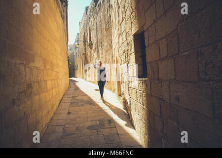 Die engen Gassen der Altstadt von Mdina. Touristische wandern. Typische Architektur in Malta Stockfoto