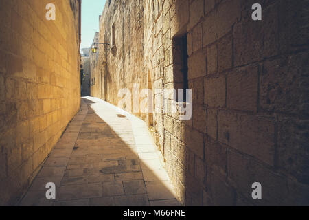 Die engen Gassen der Altstadt von Mdina. Typische Architektur in Malta Stockfoto