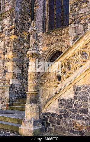 Klatovy, Tschechien - Statue der Madonna mit dem Jesuskind auf der Außenseite des Archdean Pfarrei Kirche der Geburt der Jungfrau Maria. Stockfoto