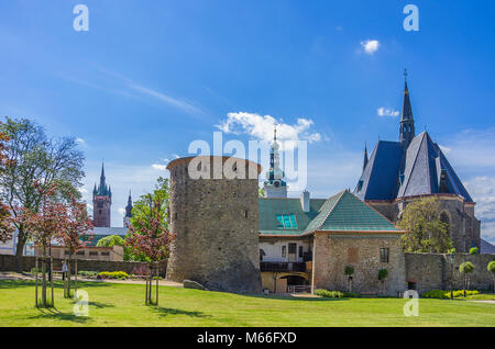 Klatovy, Tschechien - Skyline von der Altstadt und vom Stadtpark zwischen der mittelalterlichen townfortifications gesehen. Stockfoto