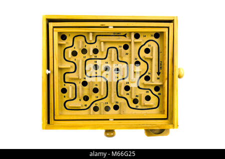 Alte hölzerne Labyrinth Game Box mit Nummern und Loch isoliert auf weißem Stockfoto