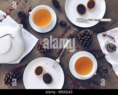 Kräutertee mit Schokolade Torten Stockfoto
