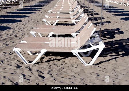 Viele Liegestühle in Teneriffa Island Resort Strand, Spanien Stockfoto
