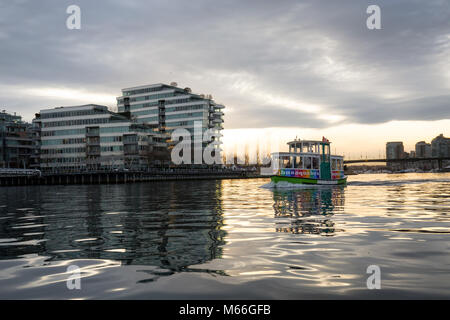 Downtown Vancouver, British Columbia, Kanada - 28. Januar 2017 - Ein kleines Taxi Fähre ist Reiten in False Creek während einer lebhaften winter Sonnenuntergang. Stockfoto