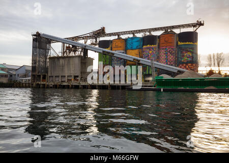 Downtown Vancouver, British Columbia, Kanada - 28. Januar 2017 - Riesen Wandbilder Industriestandort in False Creek während einer lebhaften winter Sonnenuntergang. Stockfoto