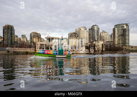 Downtown Vancouver, British Columbia, Kanada - 28. Januar 2017 - Ein kleines Taxi Fähre ist Reiten in False Creek während einer lebhaften winter Sonnenuntergang. Stockfoto