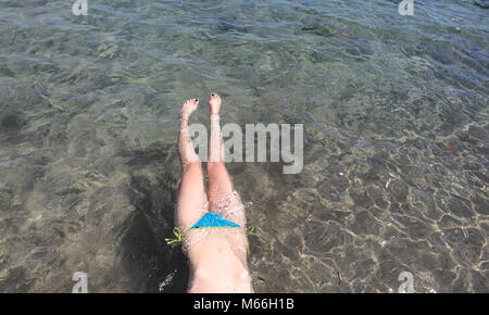 Frau schwimmt im Meer, Punta Negra, Mallorca, Spanien Stockfoto
