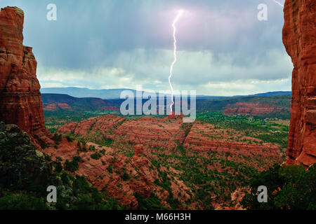 Blitz über Cathedral Rock, Sedona, Arizona, USA Stockfoto