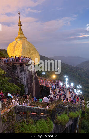 Kyaikhtiyo, Burma - Oktober 15, 2016: Kyaiktiyo Pagode, goldenen Felsen in Myanmar. Stockfoto