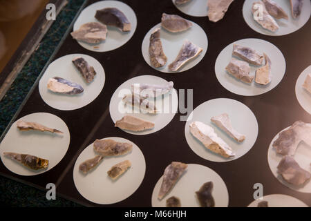 Vitrinen der Mittelsteinzeit alte Steinzeit Feuersteinwerkzeuge aus Blick Mead, Amesbury History Center, Wiltshire, England, Großbritannien Stockfoto