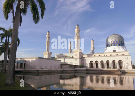Kota Kinabalu Stadt Moschee (der schwebende) oder Masjid Bandaraya Kota Kinabalu Stockfoto