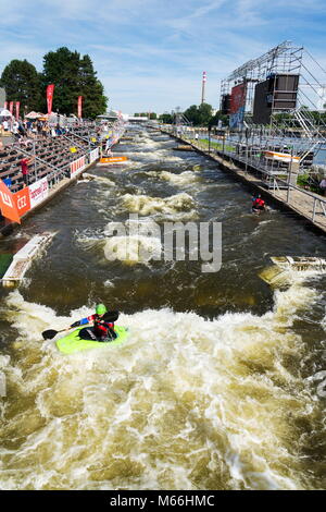 Prag, tschechische Republik - 11. JUNI 2017: Menschen im Kanu Slalom Kurs auf Prague-Troje Kanu Center am 11. Juni 2017 in Prag, Tschechische Republik. Stockfoto