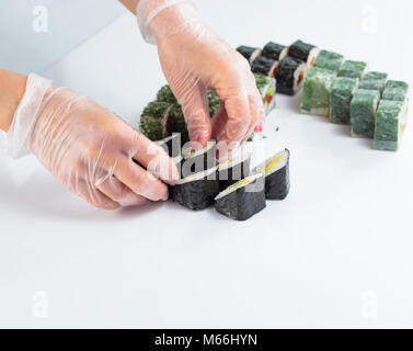 Weibliche Frau Küchenchef Meeresfrüchte im Restaurant, Handschuhen, eine Küche zum Kochen. Kopieren Sie Platz. Stockfoto