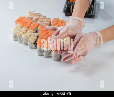 Weibliche Frau Küchenchef Meeresfrüchte im Restaurant, Handschuhen, eine Küche zum Kochen. Platz kopieren. Stockfoto