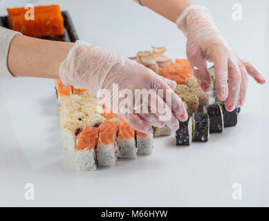 Weibliche Frau Küchenchef Meeresfrüchte im Restaurant, Handschuhen, eine Küche zum Kochen. Stockfoto