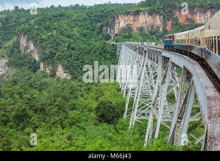 Zug passiert den berühmten Viadukt Goteik zwischen Pyin Oo Lwin und Hsipaw in Myanmar Stockfoto