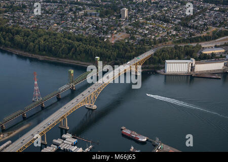 Luftaufnahme aus einem Flugzeug der Industriestandort in der Nähe von Bügeleisen Arbeitnehmer Brücke. In North Vancouver, British Columbia, Kanada. Stockfoto