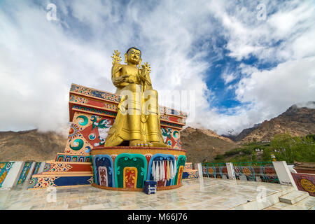 Die Statue des Maitreya in Likir Gompa (Kloster) in Ladakh, Indien Stockfoto