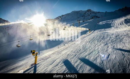 Ski- und Sessellifte bei Sonnenuntergang in Alpine Ski Resort. Künstlerische HDR-Bild. Stockfoto