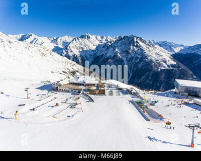 Skifahren in den Alpen. Luftaufnahme über die Skipiste Stockfoto