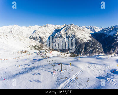 Panorama über Skipiste in den österreichischen Alpen Sölden (Sölden) Stockfoto