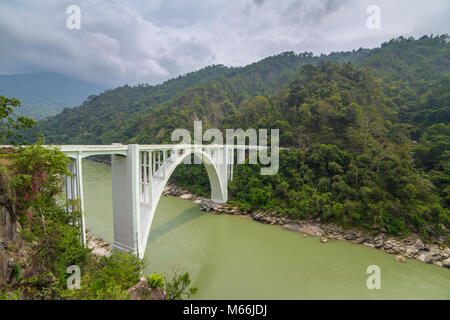 Die Krönung Bridge, die auch als Sevoke Brücke, in Darjeeling, West Bengal, Indien bekannt. Es erstreckt sich über die teesta River und verbindet die Bezirke Stockfoto