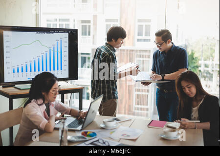 Asiatische Geschäftsfrau Diskussion und Brainstorming mit Jungen freier Mann im Tagungsraum. Unternehmen arbeiten Mit arbeiter Konzept auslagern. Stockfoto