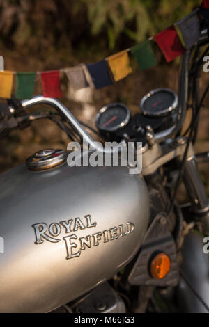 Meghalaya, Indien - 8. Mai 2017: legendäre Royal Enfield Thunderbird Motorrad. Nahaufnahme auf einen Tank mit einem Motorrad Logo. Stockfoto