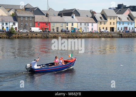 Familie in einem Boot auf dem Fluss Corrib im Hafen von Galway, Irland Stockfoto