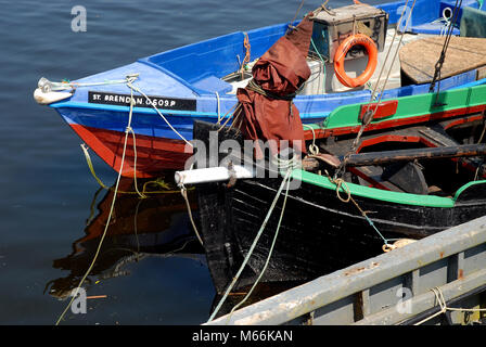 Zwei Boote legten am Claddagh Quay in Galway, Irland, an Stockfoto