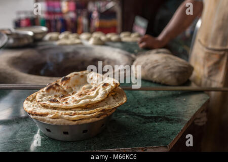 Tandoori oder roti Naan - indisches Fladenbrot gebacken in Lehmofen Stockfoto